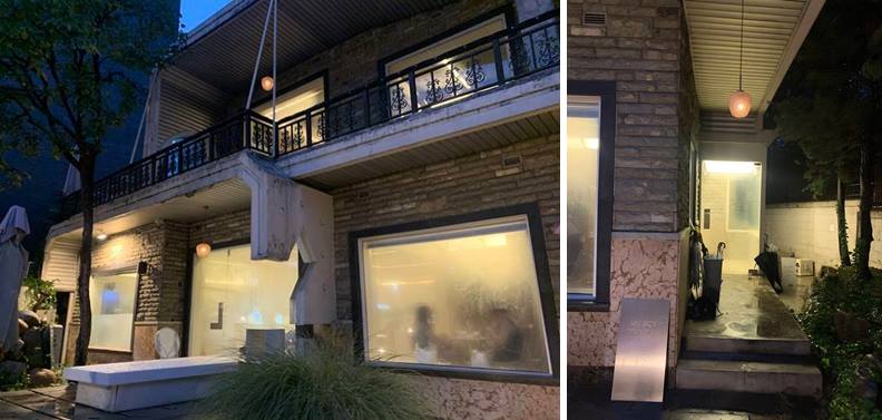 화단 같은 공간과 계단으로 들어가는 입구