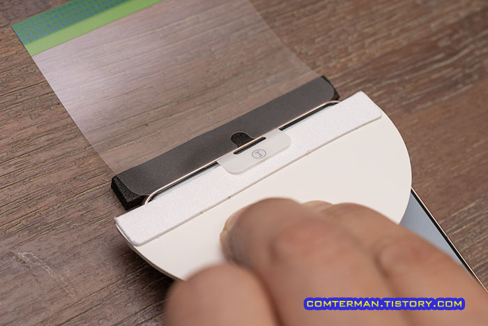 비스비 갤럭시S21 필름 부착