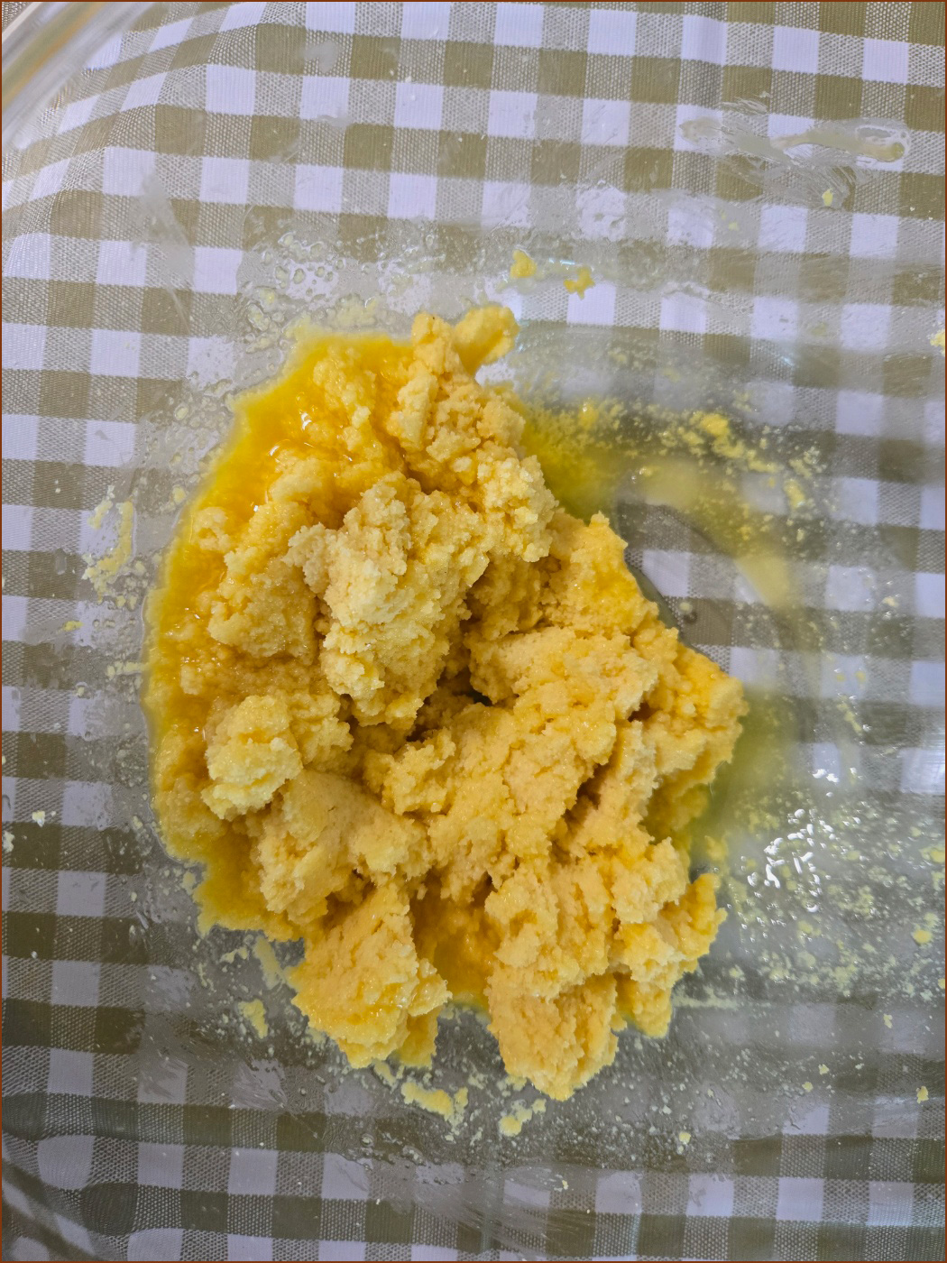 가루재료에 계란을 넣고 섞은 모습의 이미지