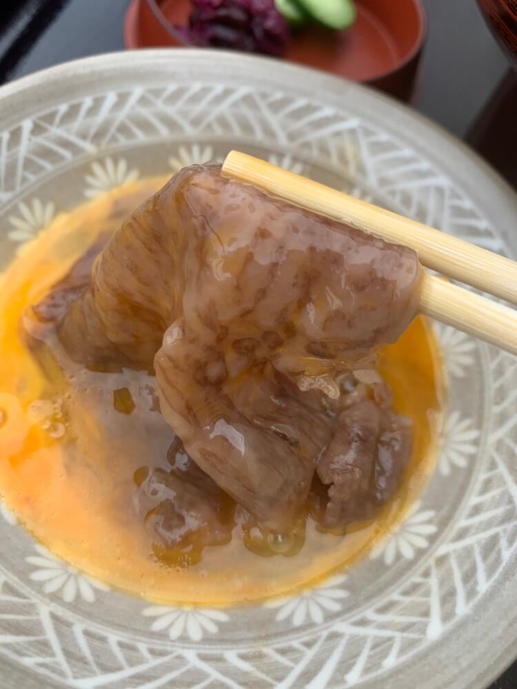 계란에 담가져있는 고기