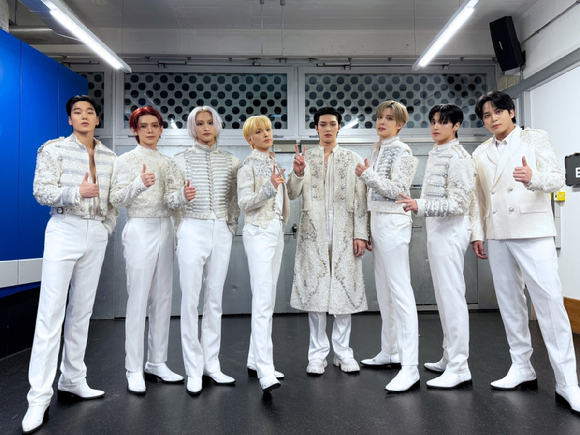 에이티즈가 스위스 취리히 콘서트를 진행한 가운데 기념 사진을 촬영하고 있다. [사진=KQ엔터테인먼트]