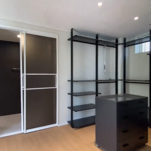 넓은 구조를 갖고 있는 드레스룸