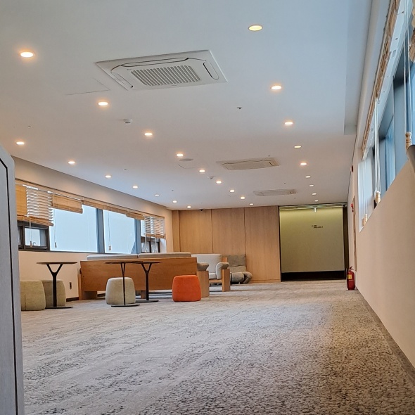 콘도 4층 로비에 쇼파가 있습니다.