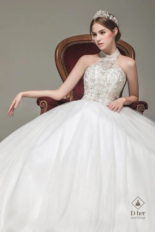 스띨레디허-홀터넥-웨딩드레스를-입고-앉아있는-모델