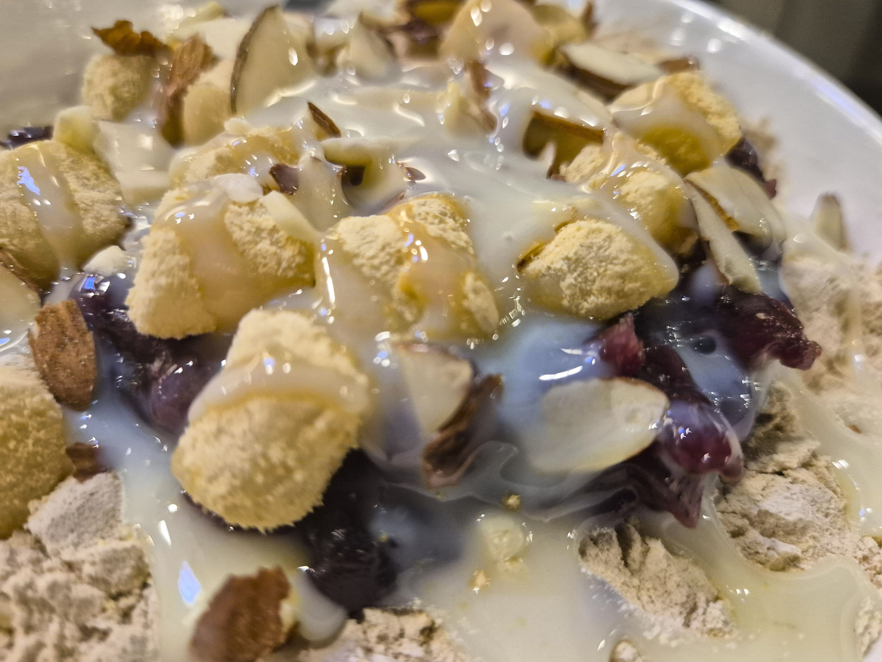 연유의 모습이 보일 정도로 충분히 맛있어 보이는 팥인절미빙수