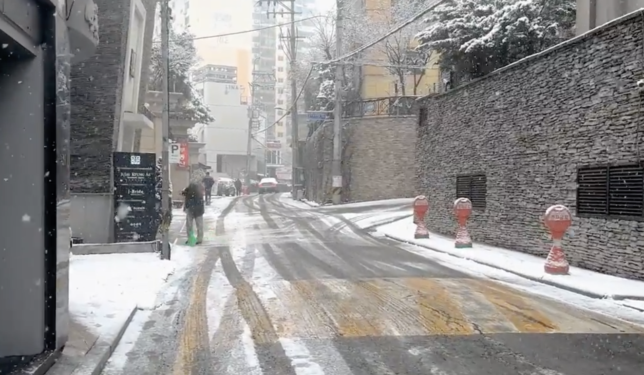 청담동 거리의 첫눈이 내리는 모습, 겨울 도시 풍경