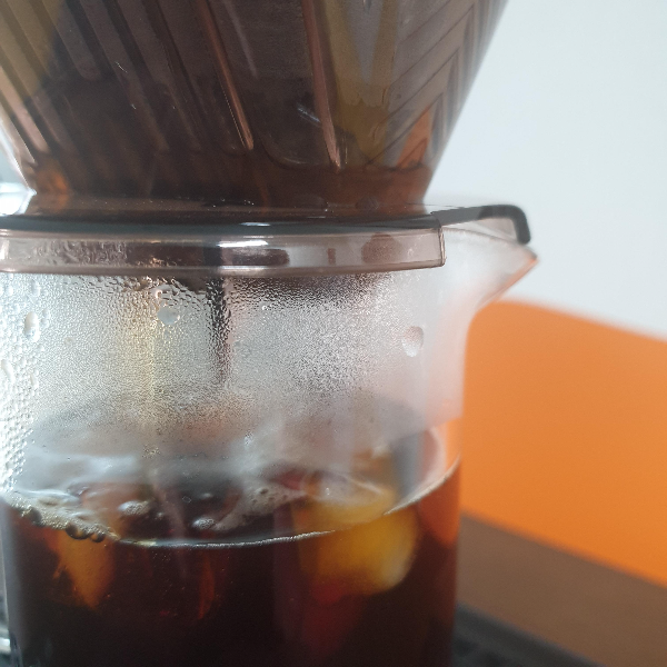 메리타 아로마 드리퍼 및 필터의 특징과 아이스커피 레시피_추출 중