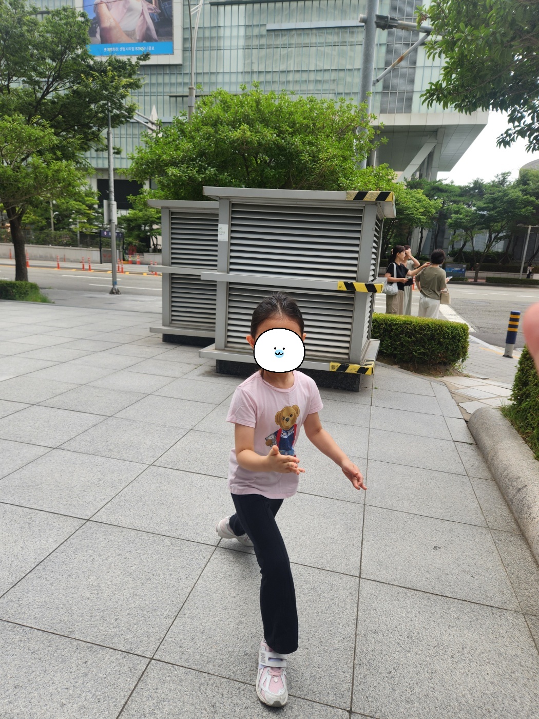 펜싱연습을 하고 있는 딸