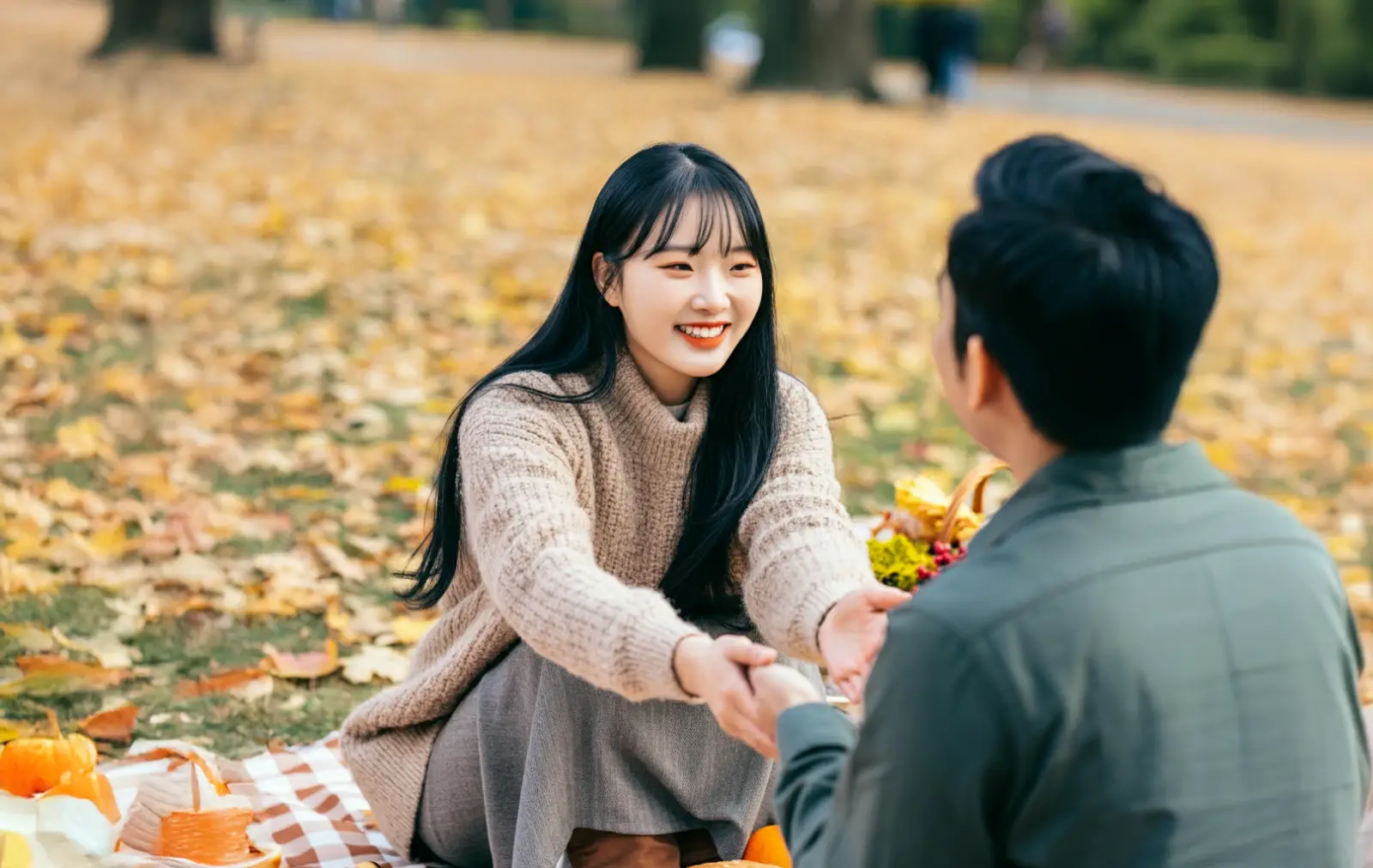 가을 소풍을 즐기는 커플