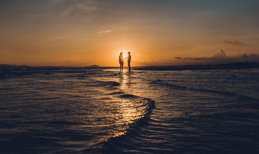 바닷가 해변 아름다운 일몰커플