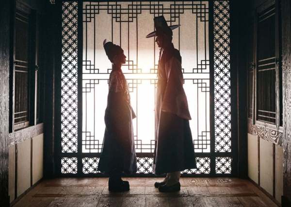 연모 왕의 복장을 한 주인공 여자와 관료의 복장을 한 주인공 남자가 마주보고 서 있는 장면