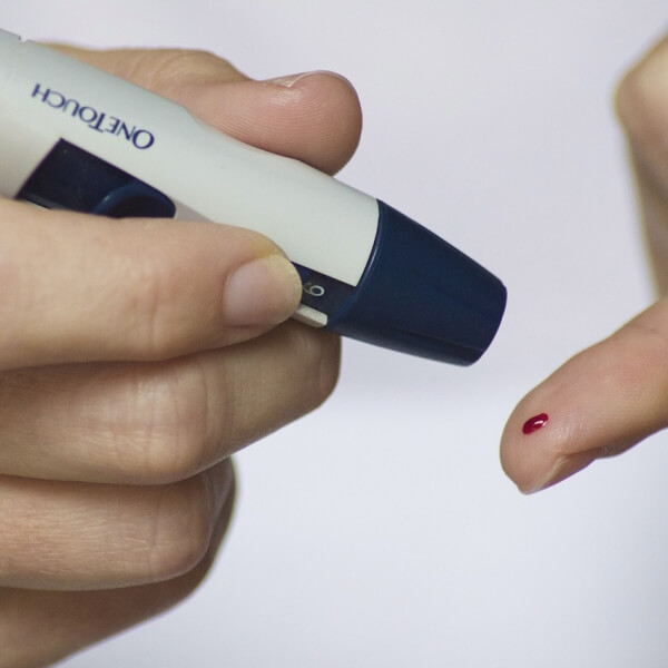 혈당-수치-재는-사진