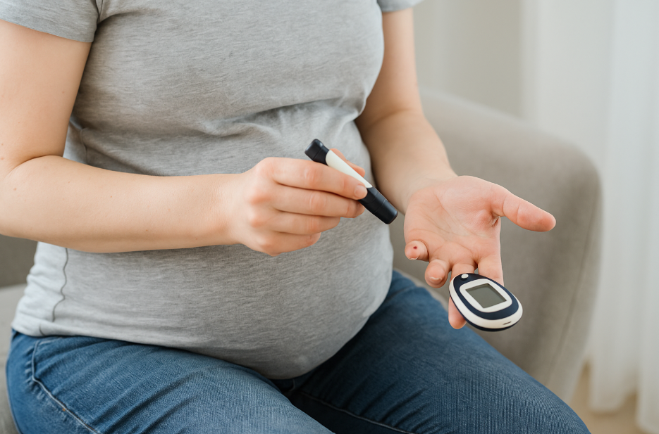 혈당-수치-검사를-하는-임산부
