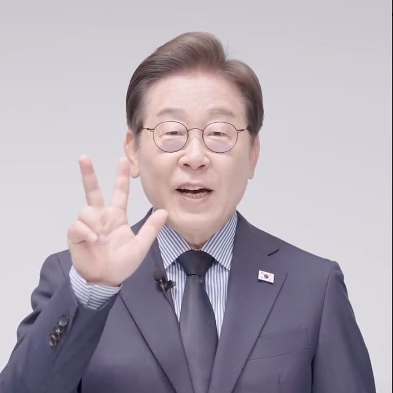 세 손가락을 들고 있는 이재명 대통령_1
