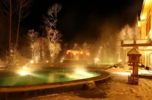 뜨겁게-피어오르는-수증기와-하얀-눈꽃-송이가-어우러진-쥐롱-화산-온천