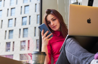 휴대폰으로 업무하는 여성