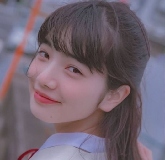 웃고 있는 고마츠 나나의 모습