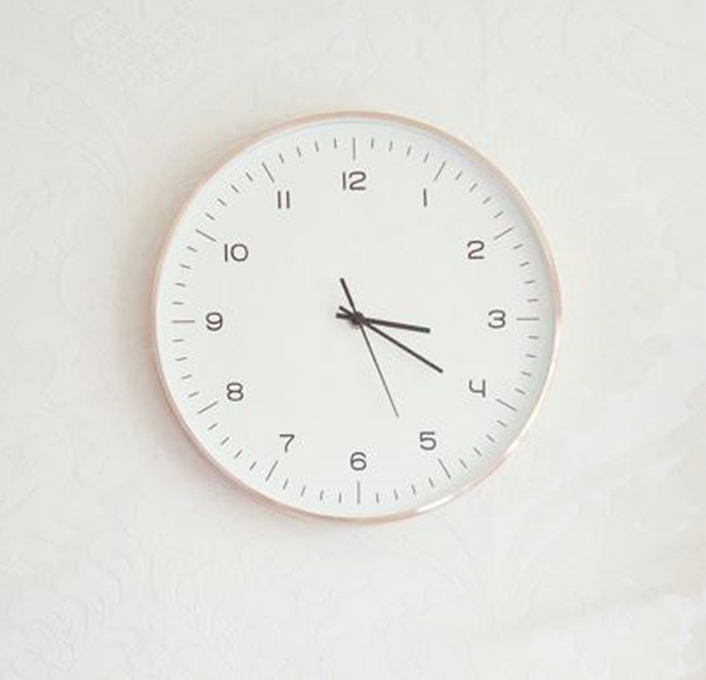 원형 시계사진, 출처: unsplash 제공