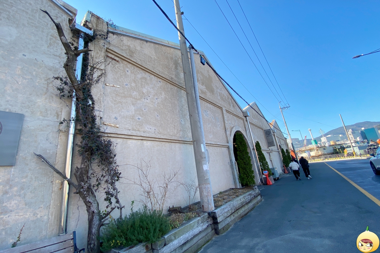 스페이스원지 주차장 입구