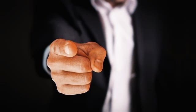손가락으로 가리키는 모습