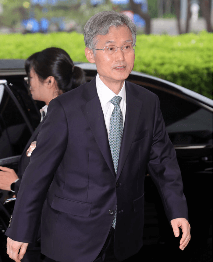 출근하는 조희대 대법원장