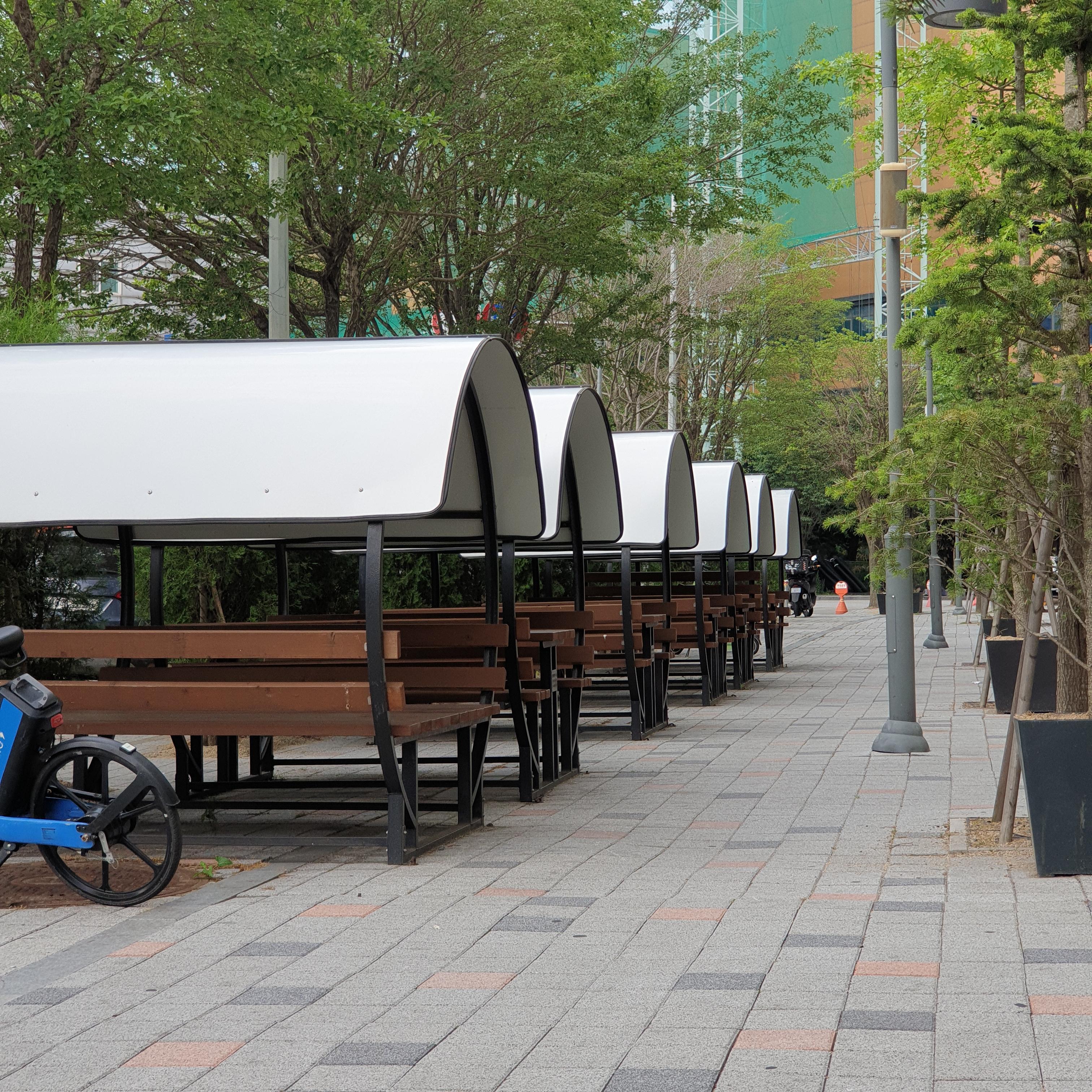 명장시대 카페 앞 벤치