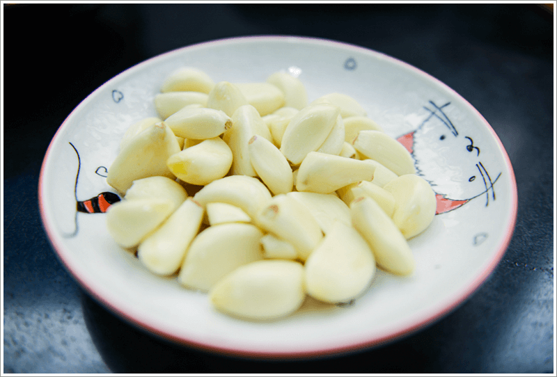 접시에 예쁘게 담겨져 있는 깐마늘-통마늘