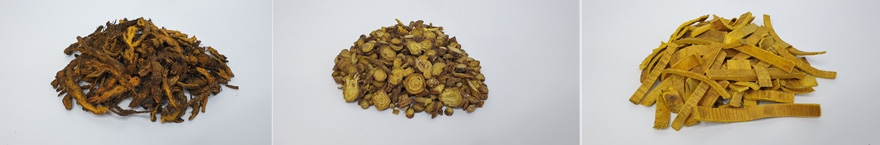 바닥에 잘 세척하고 잘라낸, 황련과 황금과 황백을 수북하게 쌓아놓은 사진