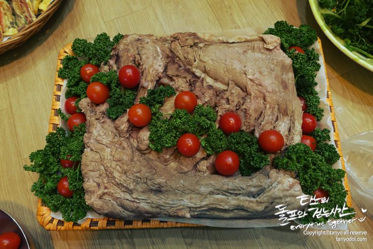 타뇨의셀프웨딩 타뇨 돌프 타뇨의돌프와걷는시간 부케 부토니에 목화부케 겨울부케 겨울결혼식 결혼식 한복드레스 한복 웨딩드레스 한복웨딩드레스 웨딩족두리 셀프웨딩 결혼준비 셀프웨딩메이크업 셀프웨딩헤어 웨딩브로치 면사포 쪽머리 다음블로거 구글애드센스 구글블로거 티스토리 파워블로그 이바지음식 답바지음식 전굽기 예쁜전 모듬전 자매전집 고기산적꼬치 깻잎완자전 표고완자전 버섯전 호박완자전