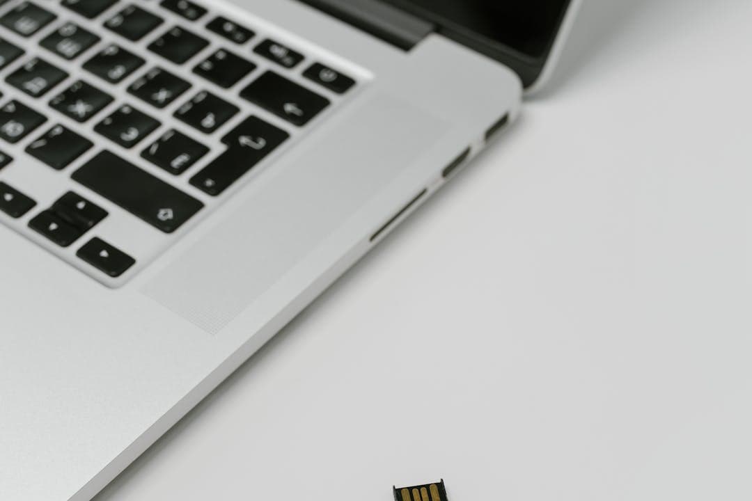 노트북 옆 SD카드 형태 칩 &ndash; 유심카드와 유사한 데이터 저장 장치 상징