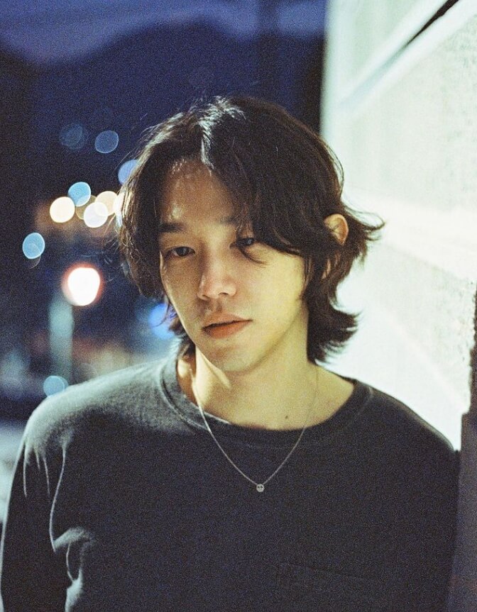 목걸이를하고있는-남성의모습