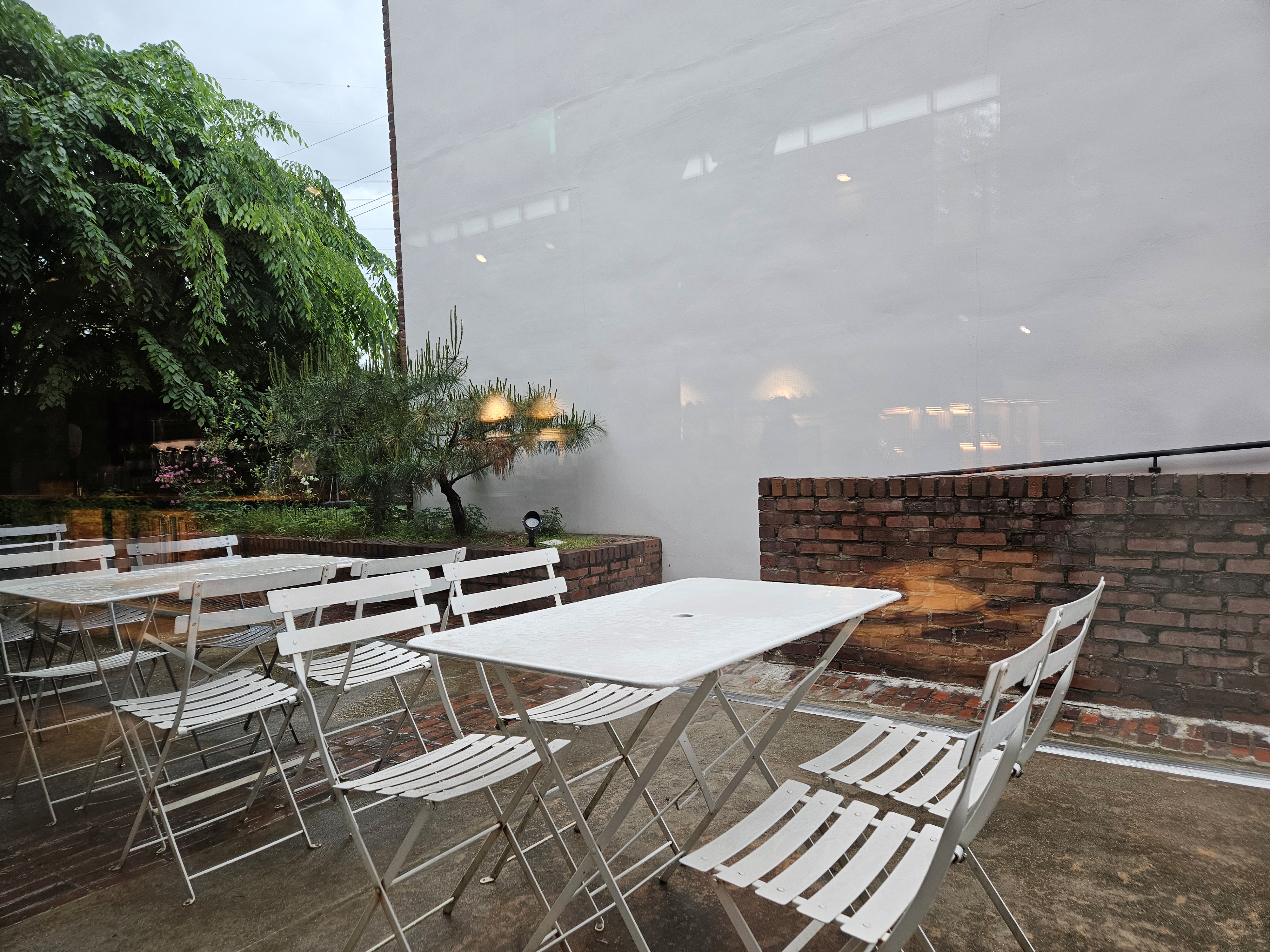 경기도양평-테라로사-서종점-외부에-놓여진-하얀테이블-의자