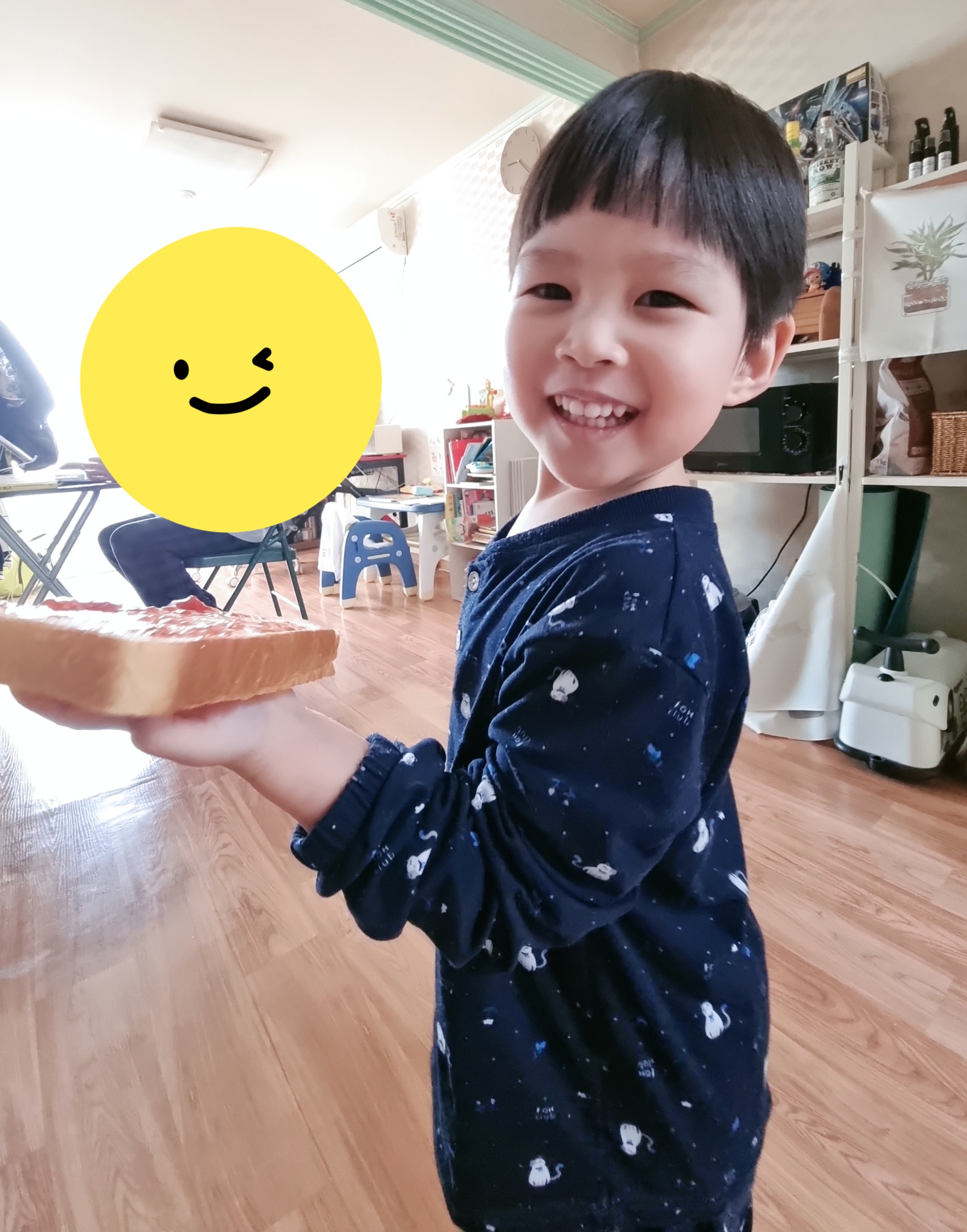 아기가식빵먹는사진