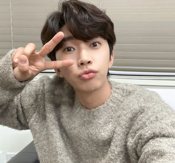 임영웅이-오른손으로-V를-그리고-오른쪽-눈에-갖다-놓고-입술을-삐쭉-내밀어-귀여운-표정을-짓고-있는-사진