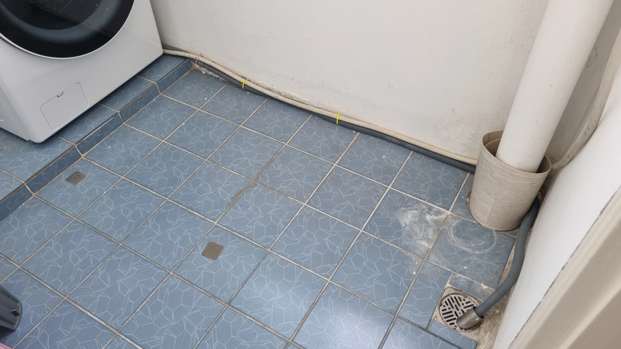 드럼세탁기 배수호스 연장 연결 완료 모습