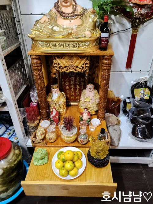 베트남 식당의 옹디아 신단, 재물의 신과 땅의 신을 모시는 제단