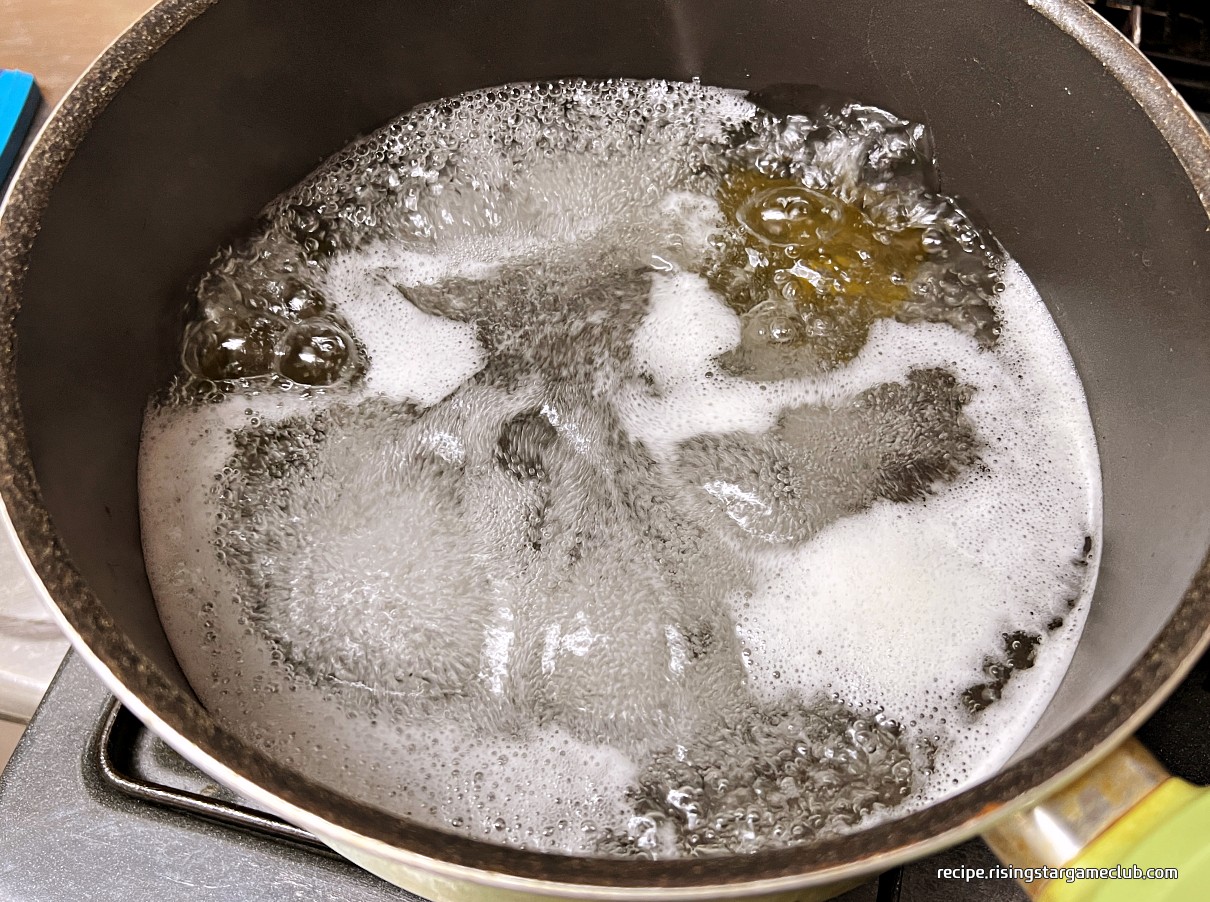 다시마를 넣어 바지락 칼국수를 끓일 육수를 만드는 사진