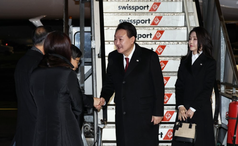 UAE 국빈방문, 스위스 다보스포럼 참석을 위해 전용기에서 내리는 윤석열 대통령과 김건희 여사