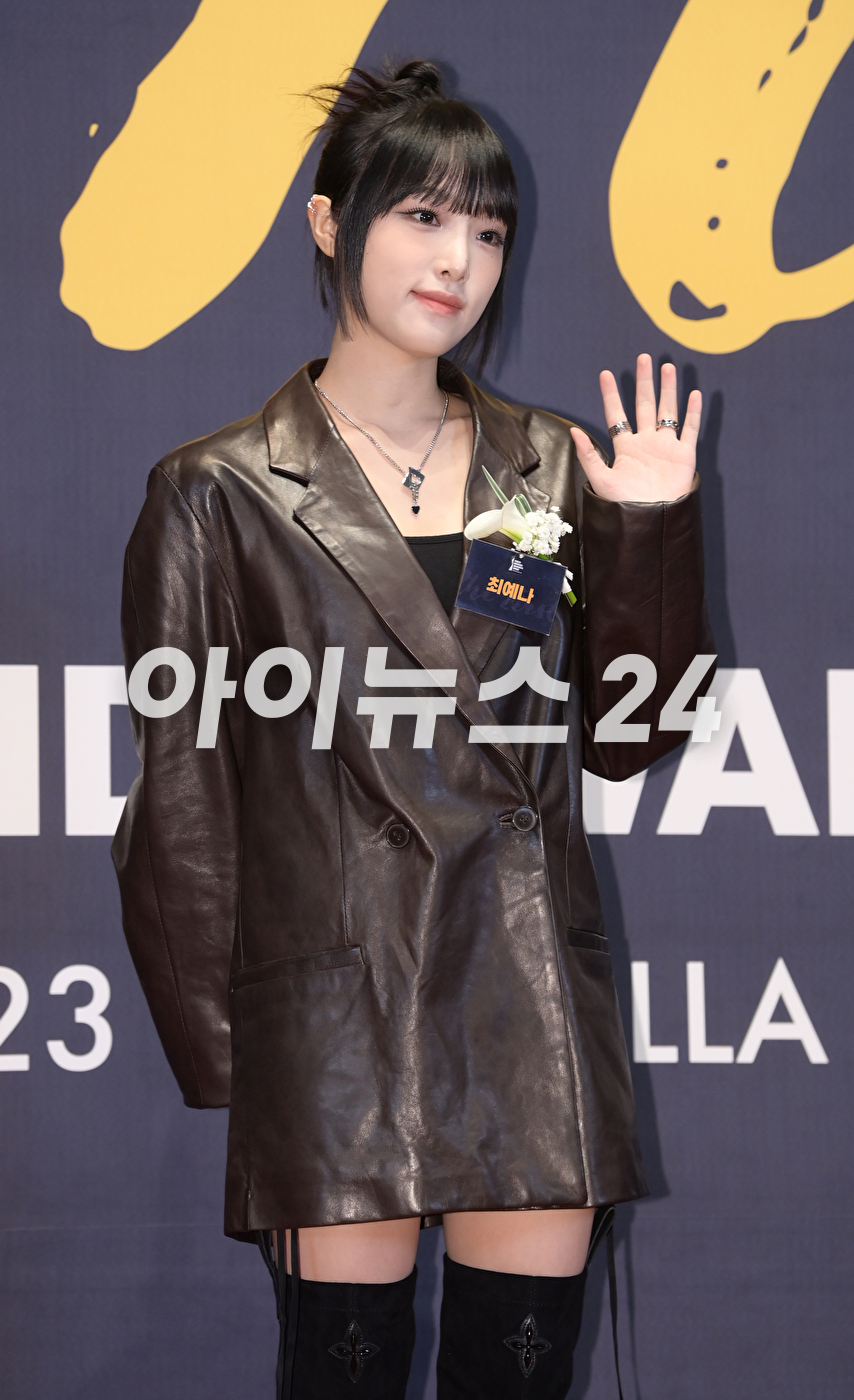 가수 최예나가 17일 오전 서울 중구 장충동 신라호텔 다이너스티홀에서 열린 '2023 대한민국 퍼스트브랜드 대상' 포토월 행사에 솔로아티스트 수상자로 참석하고 있다. [사진=정소희 기자]