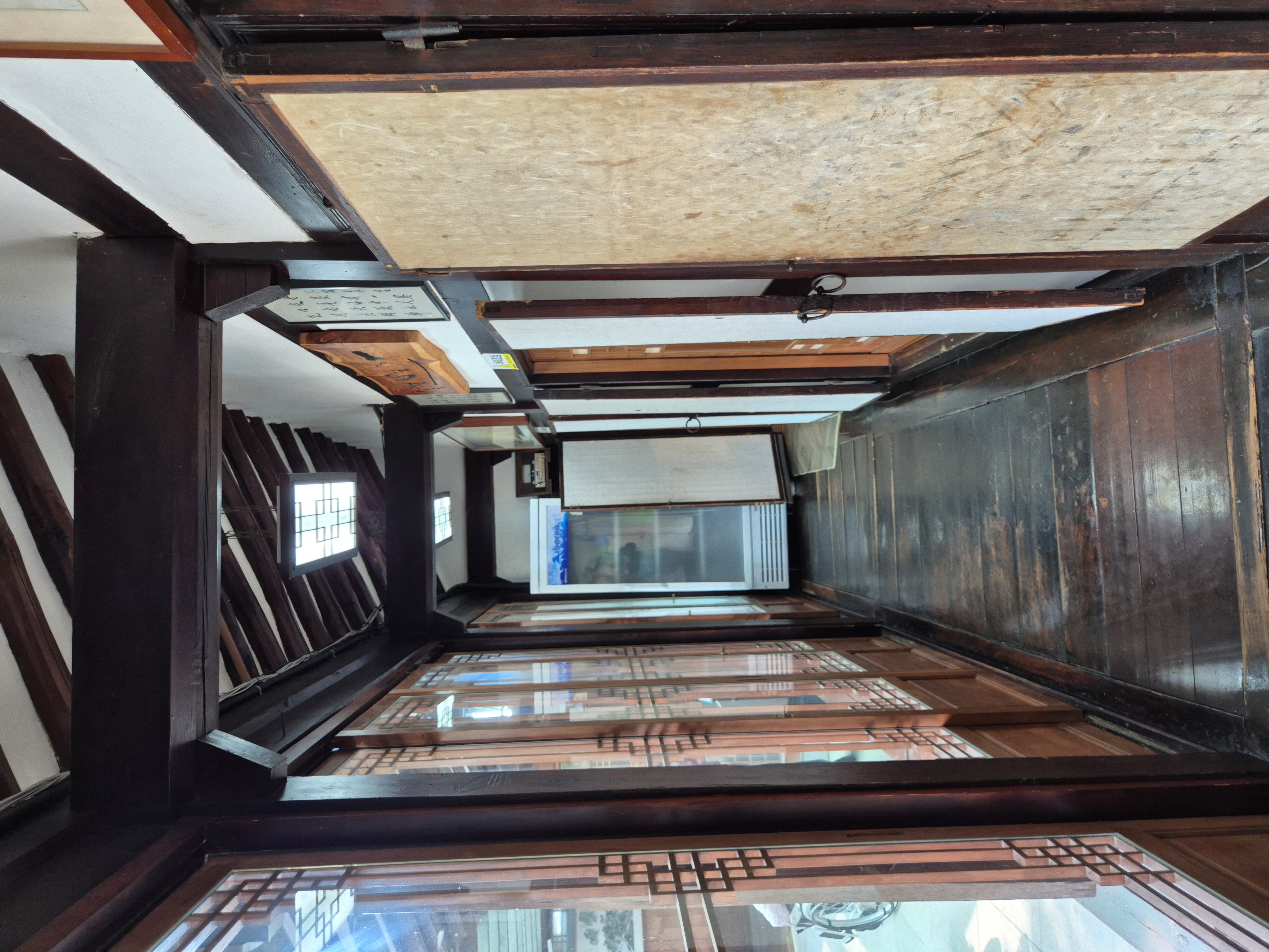 서가래가 있는 실내가 정말 고급스러운 분위기를 창출합니다.