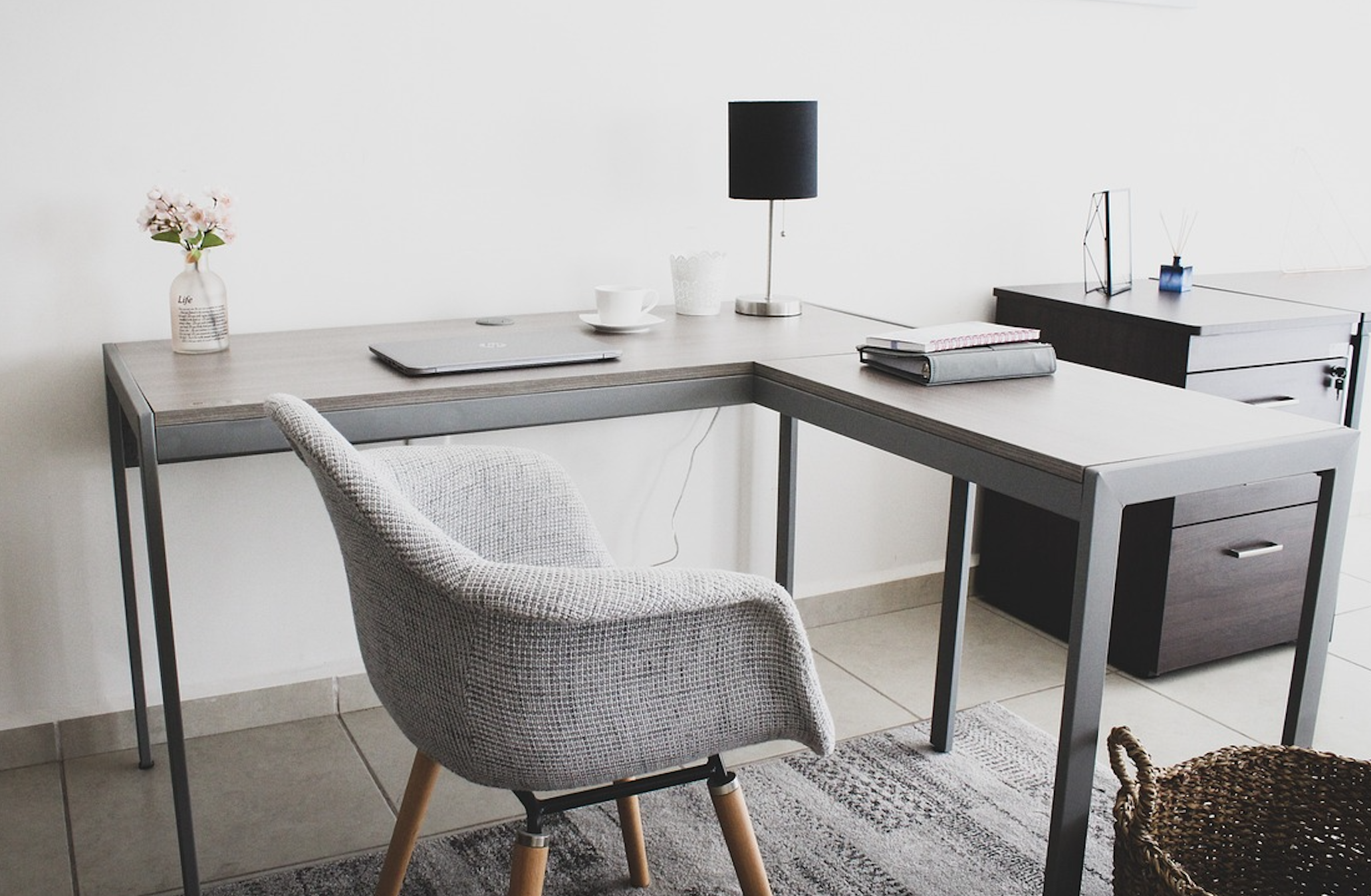 오피스내 책상과 의자