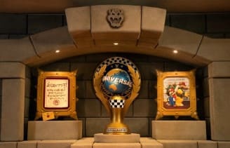 트로피가 가운데에 있고 양쪽으로 상장이 있다.