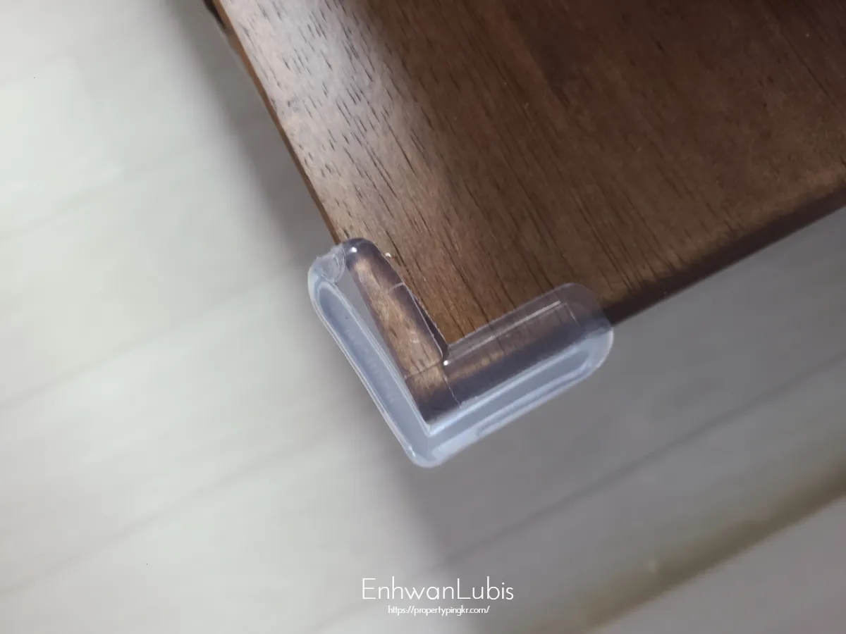 실제-가구모서리에=투명한-플라스틱재질의-모서리보호대-붙인-모습