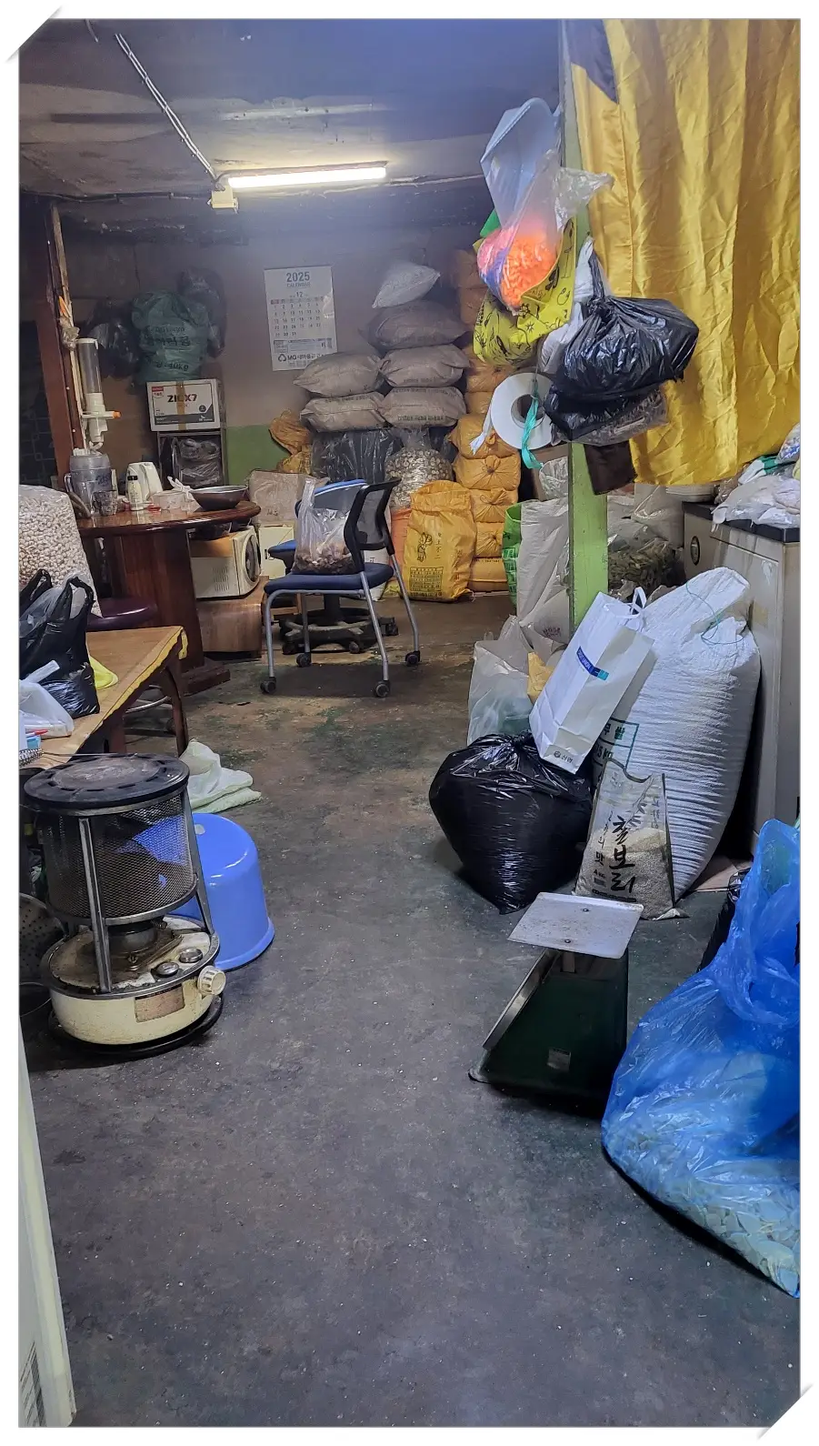 튀밥집에 -쌓인-곡물