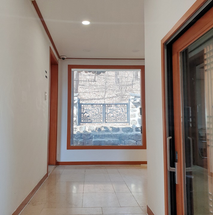 은곡마을-세곡동에-있는-한옥-갤러리카페-에이치오름에서-주문하기-위한-통창이-보이는-통로가-있다