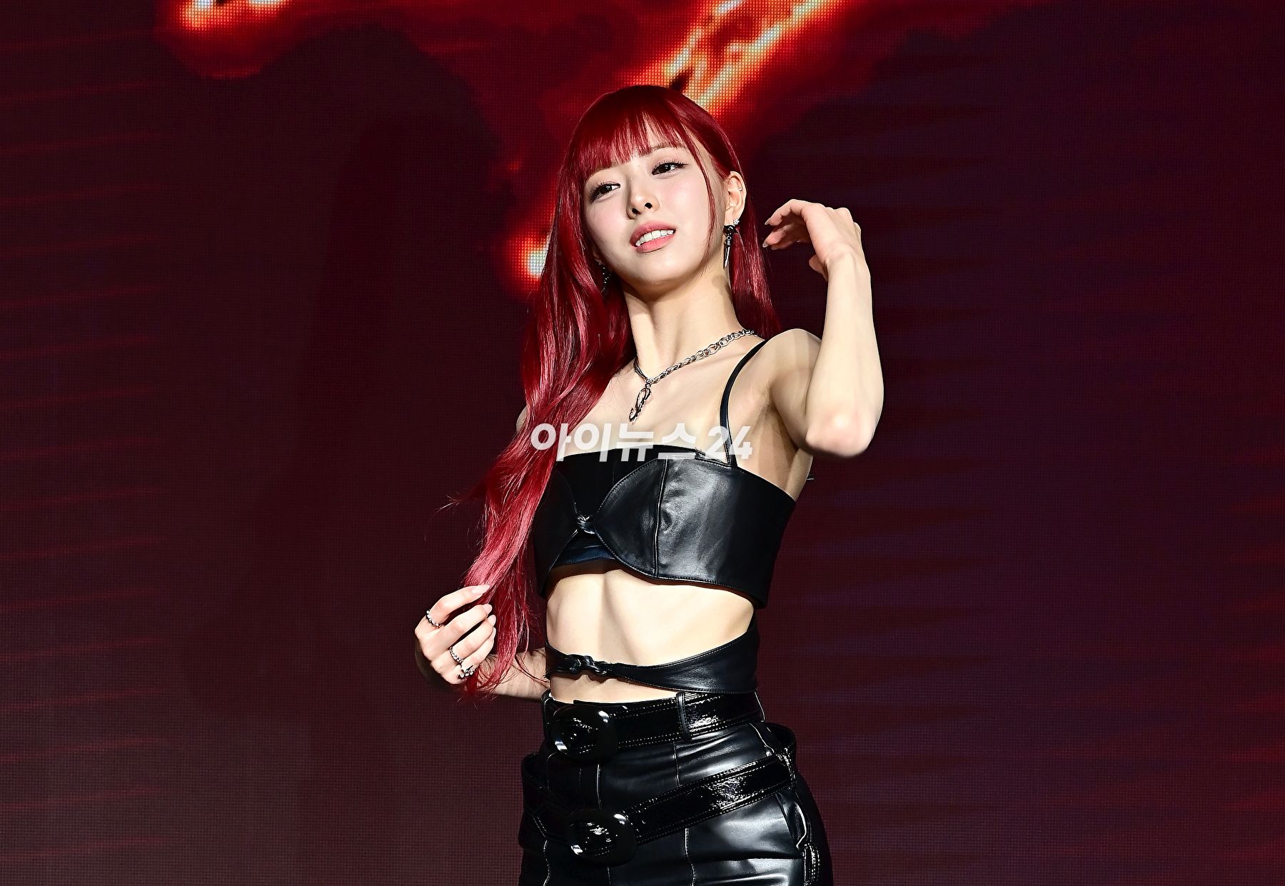 걸그룹 ITZY(있지) 유나가 8일 오후 서울 여의도 콘래드&nbsp;서울에서 열린 새 미니 앨범 'BORN TO BE'(본 투 비)를 발매기념 쇼케이스에서 기념촬영을 하고 있다. [사진=곽영래 기자]