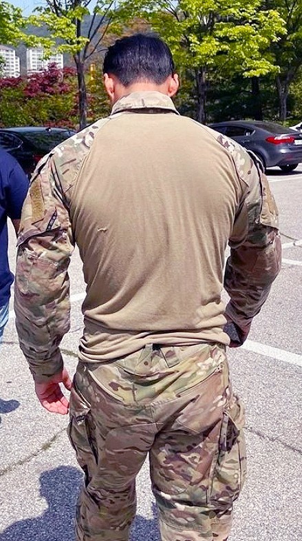 군복을 입은 남궁민 배우의 등모습