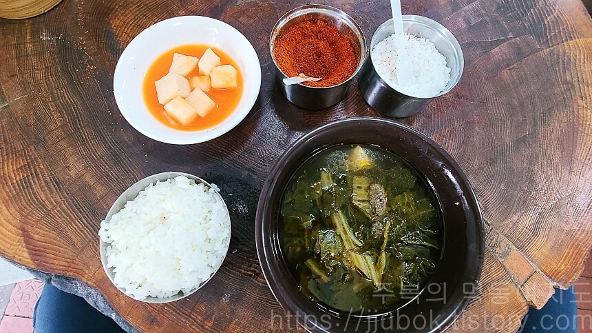원조-소문난집-국밥전문-우거지-해장국-테이블-세팅