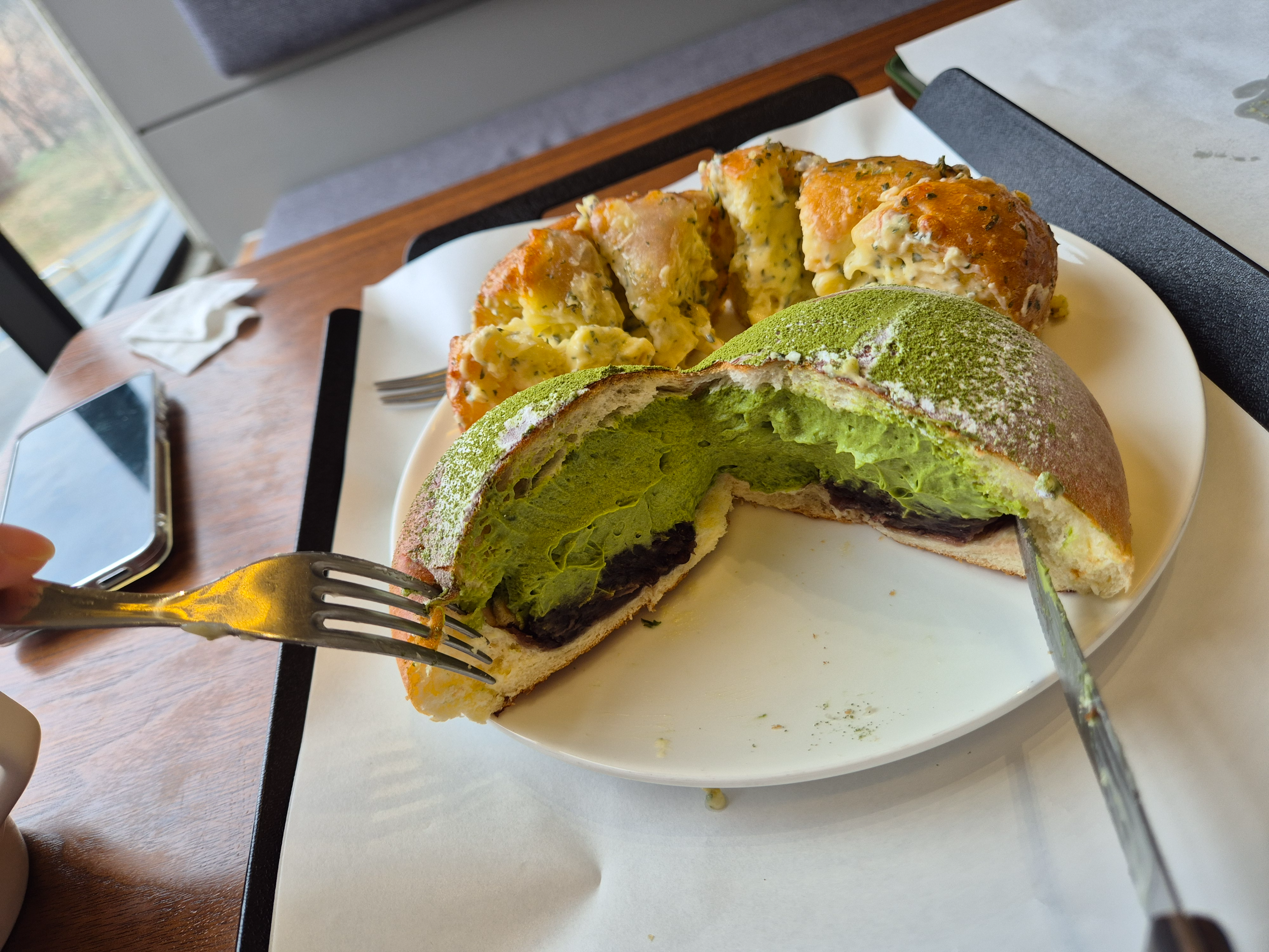 비쥬얼 대비 아쉬운 말차팥생크림빵