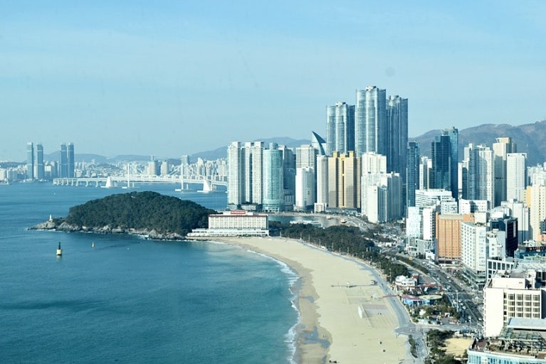 맑은 날씨 속 부산 해운대 해변과 마린시티 전경, 2025년 5월 국내 바다 여행지 추천